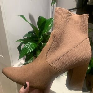 STEVE MADDEN | Brown/Tan Suede Fall/Autumn Ankle Boots with 90’s Heel